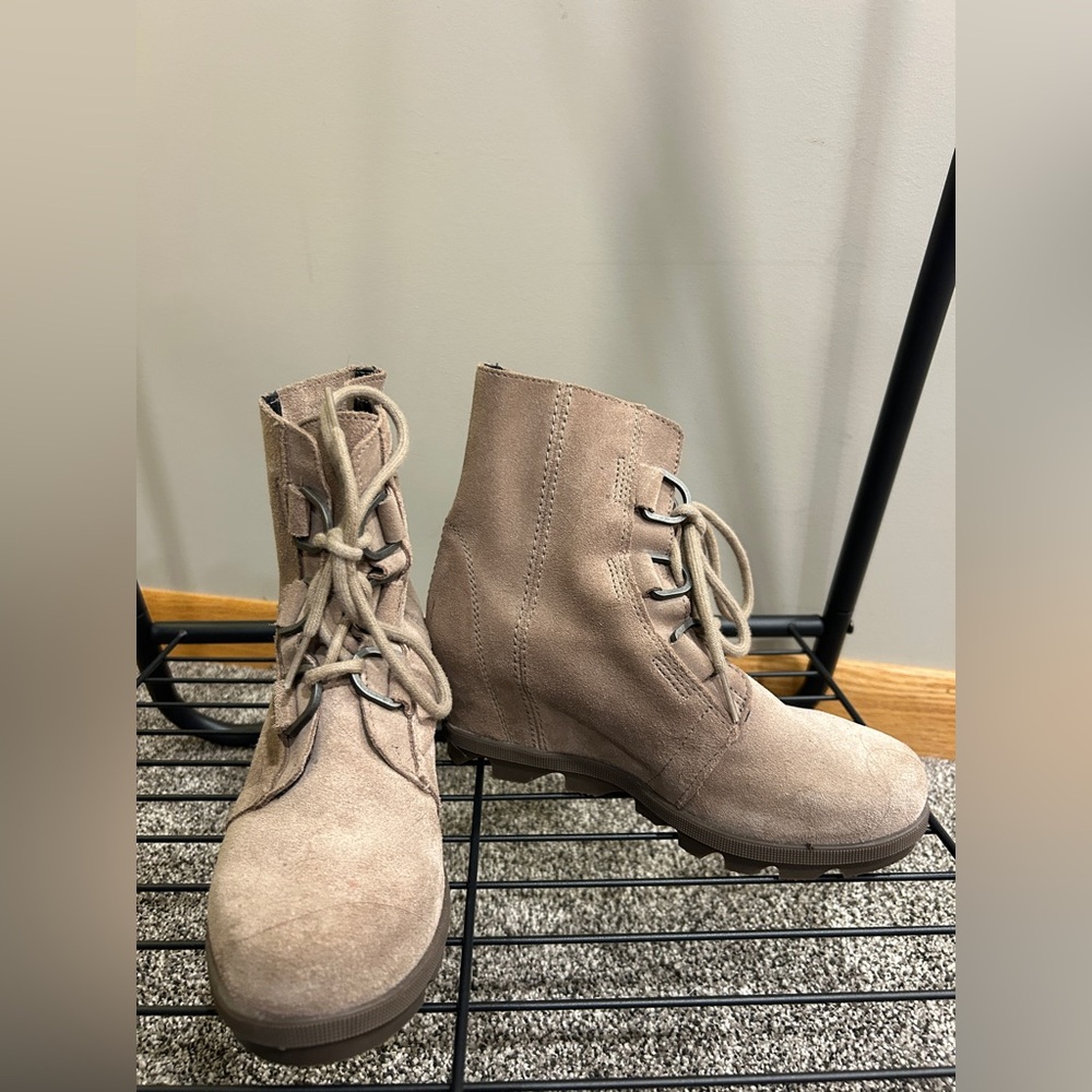 Sorel Youth Taupe Lace-Up Boots. Youth 7/womens 5.5